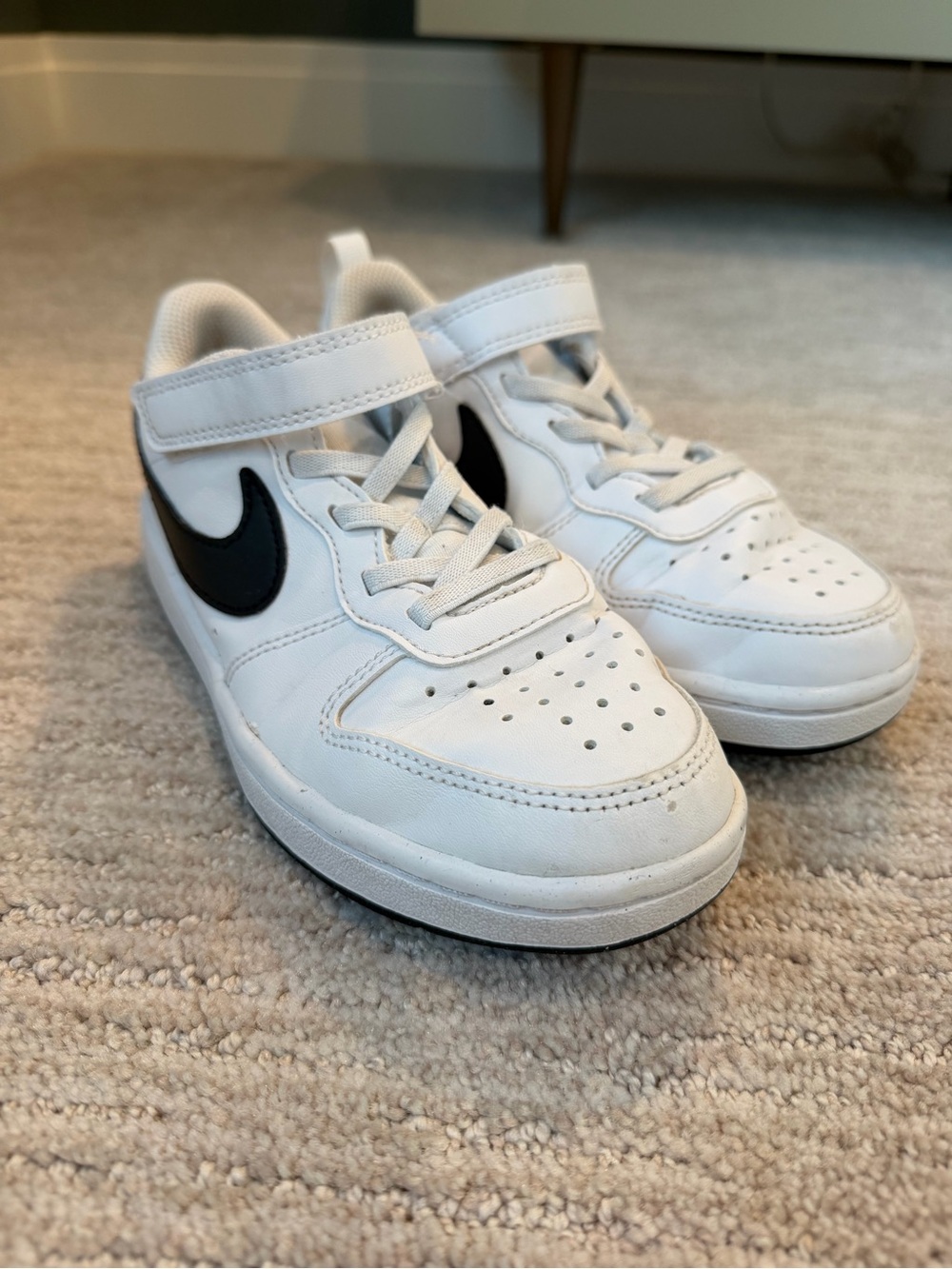 Nike White & Black Kids Low-Top Sneakers with Hook-and-Loop Strap